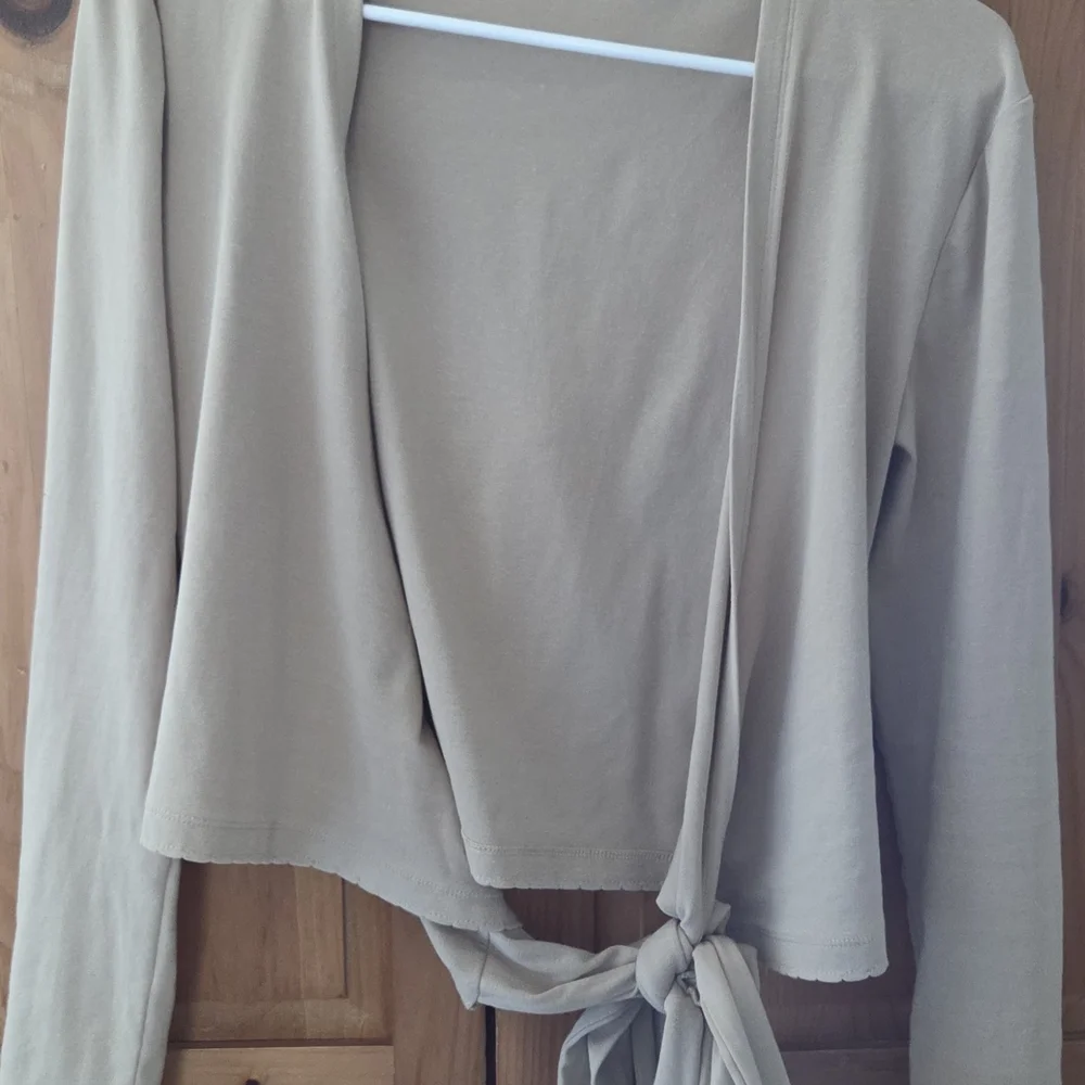 Neuflora Rylan Wrap Top - Picture 2 of 6